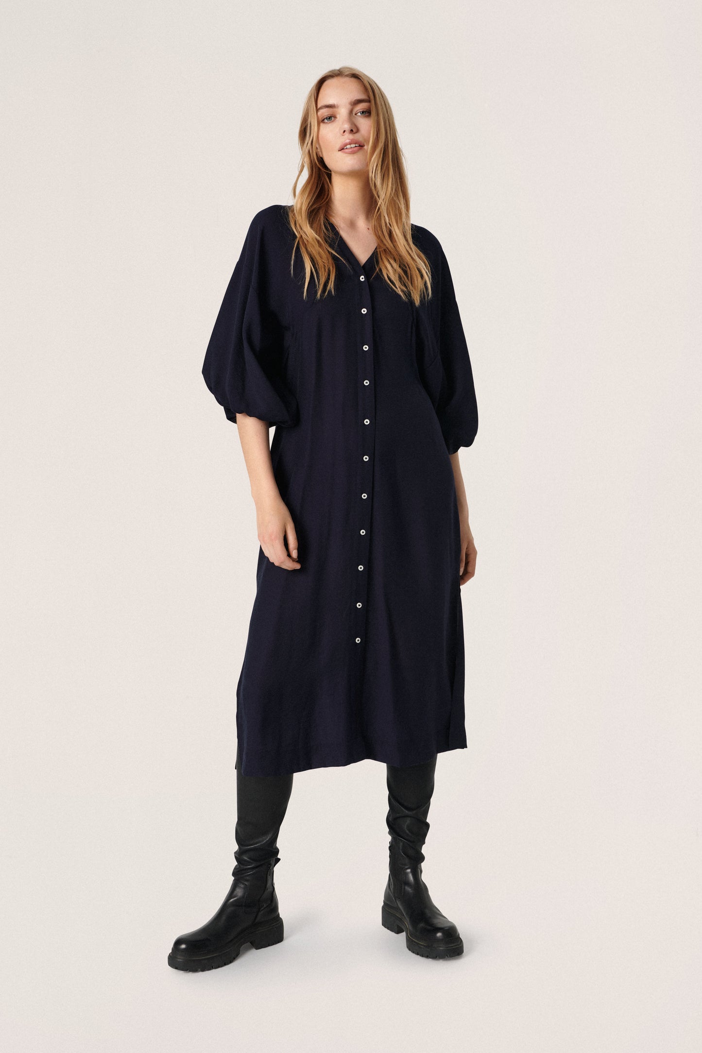 
                  
                    SLAMINAH Nachthimmel-Kleid
                  
                