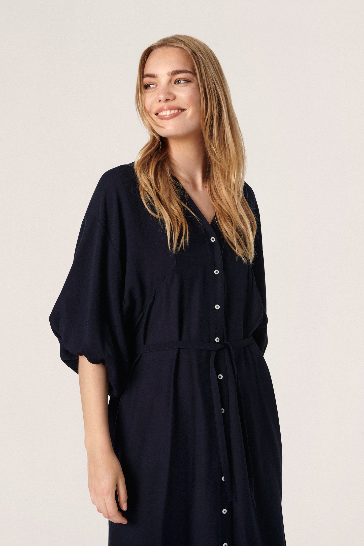 
                  
                    SLAMINAH Nachthimmel-Kleid
                  
                