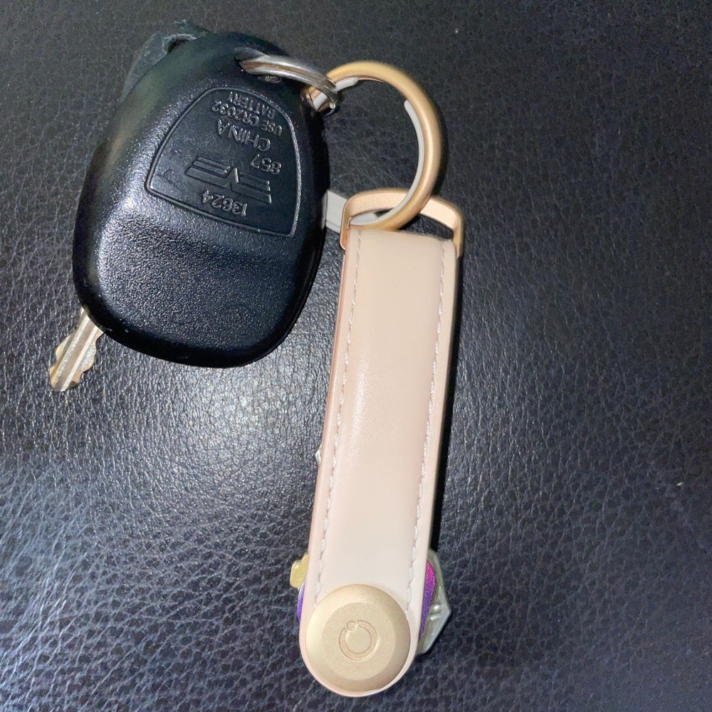 ORBITKEY 2.0 Schlüssel-Organizer aus blassem Leder