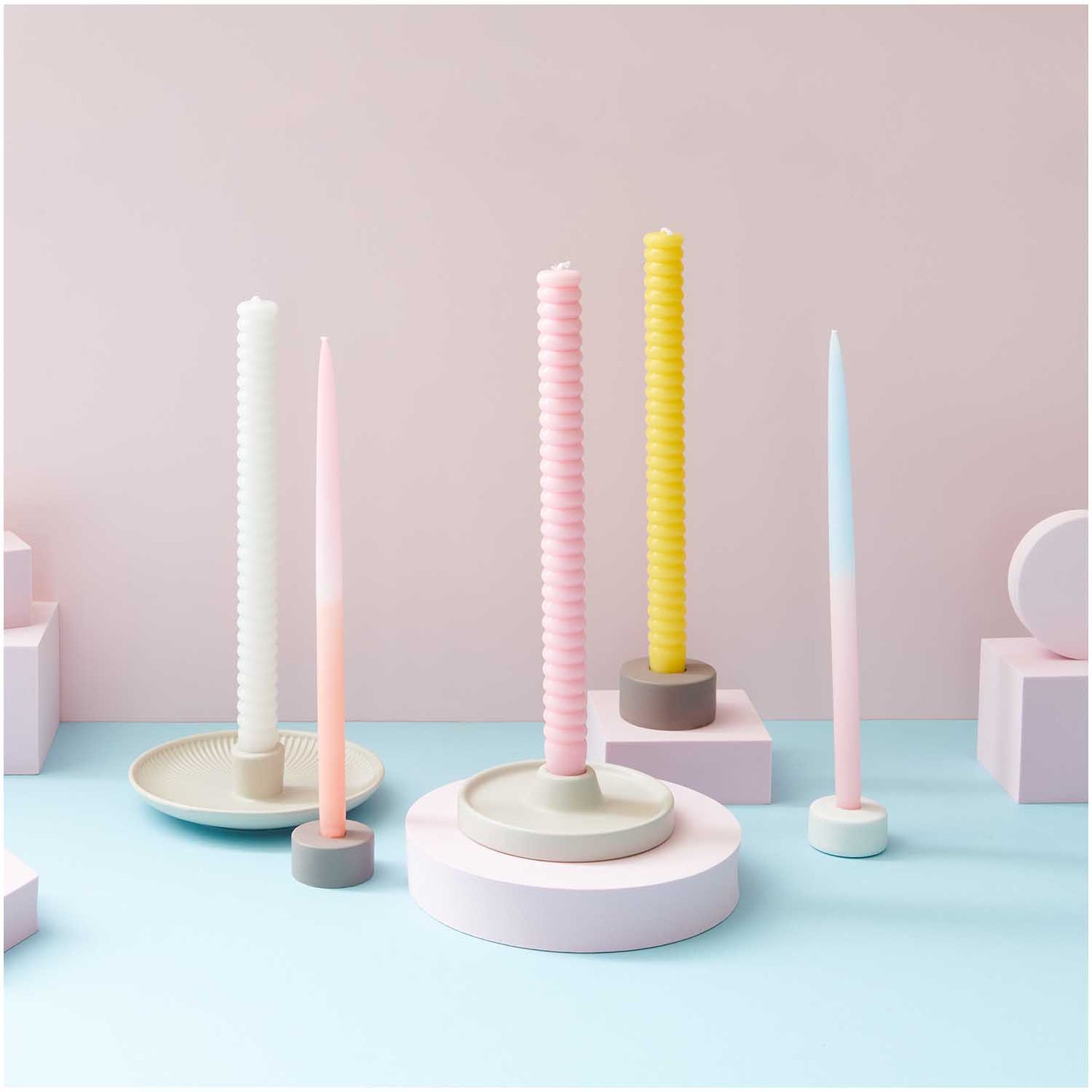 Stimmungsvolle Tischkerzen in Pink und Orange