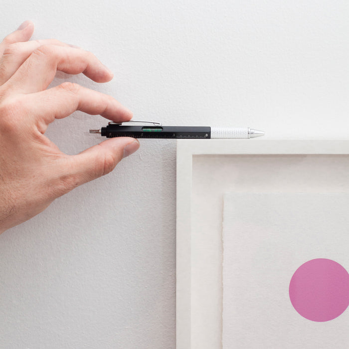 
                  
                    Multi-Tool-Stift in Schwarz und Silber
                  
                