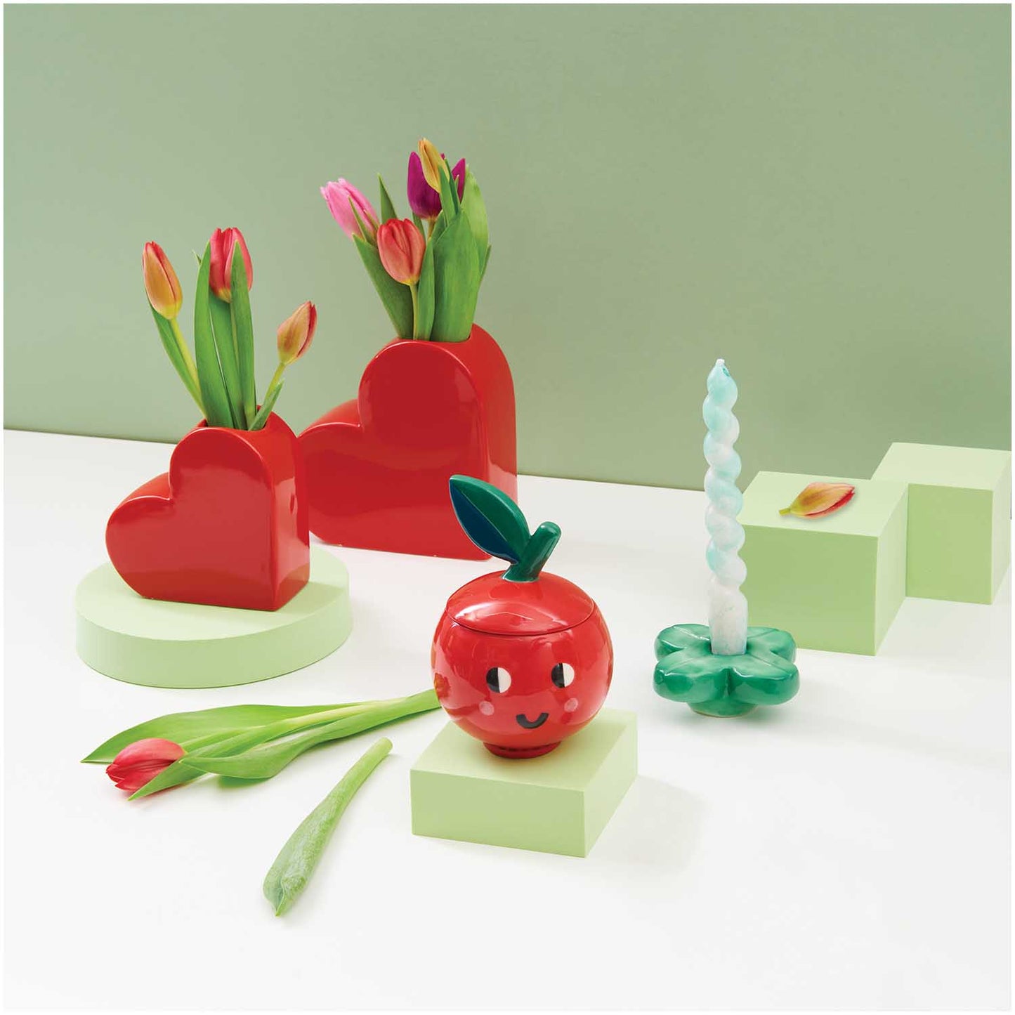
                  
                    Kleine rote Herzvase aus Keramik
                  
                