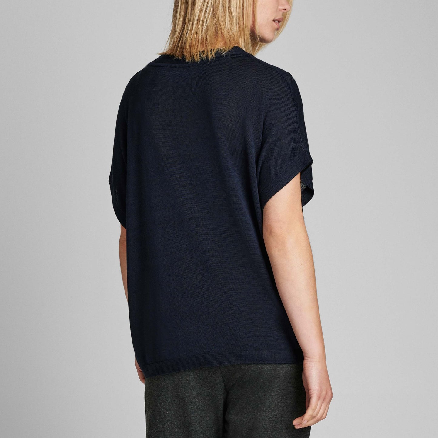 
                  
                    NUDARLENE Pullover in dunklem Saphir
                  
                
