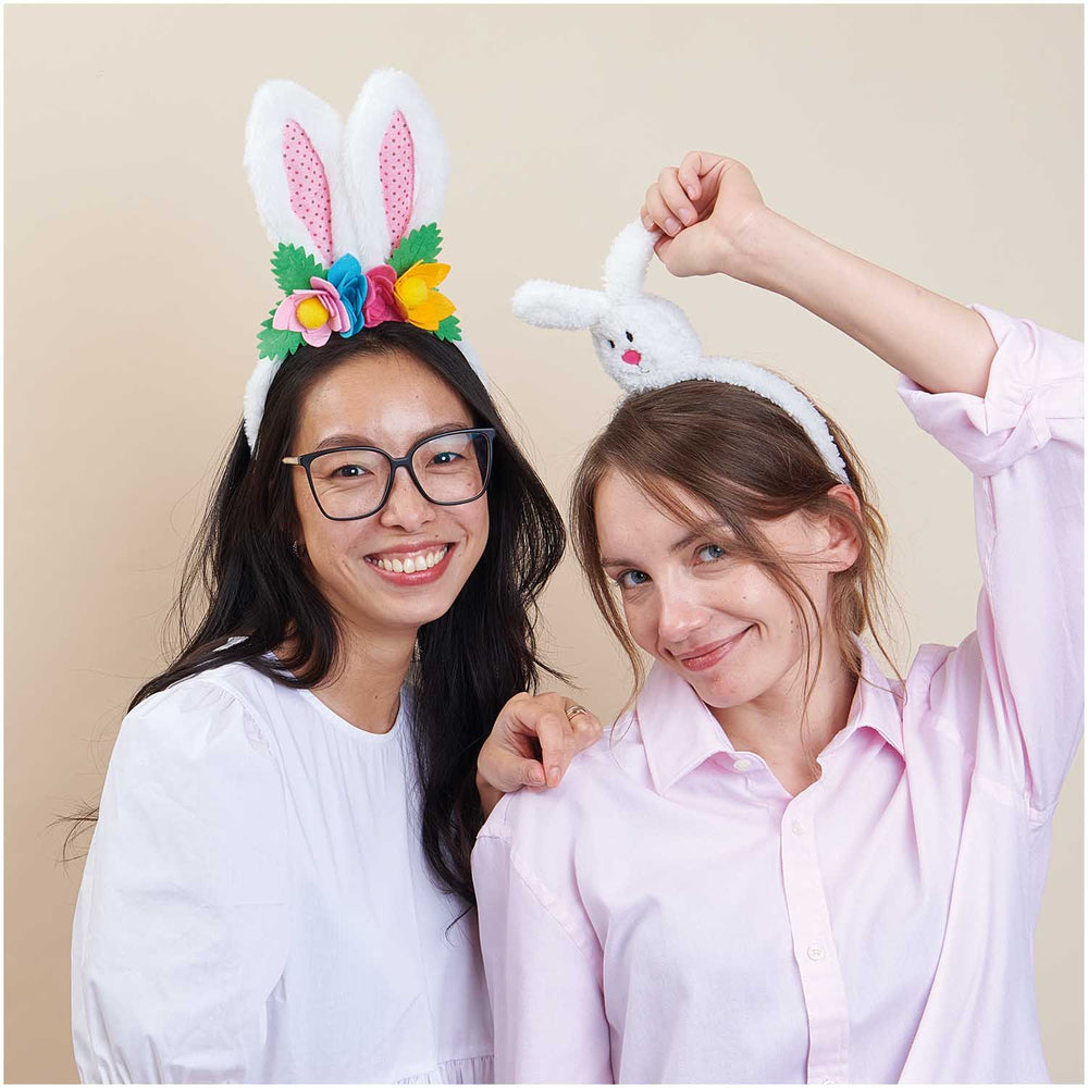 
                  
                    Hasenohren mit Blumen-Stirnband
                  
                