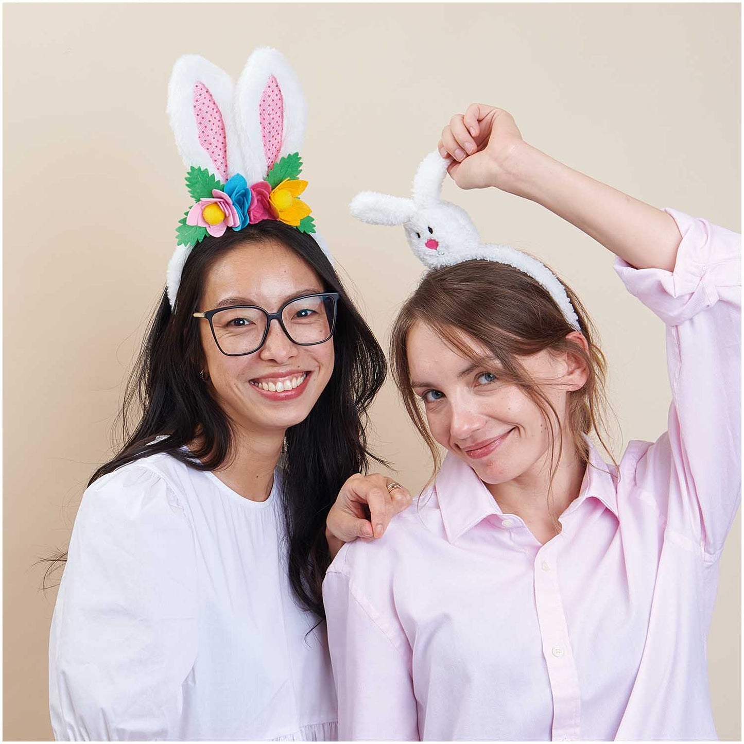 
                  
                    Hasenohren mit Blumen-Stirnband
                  
                
