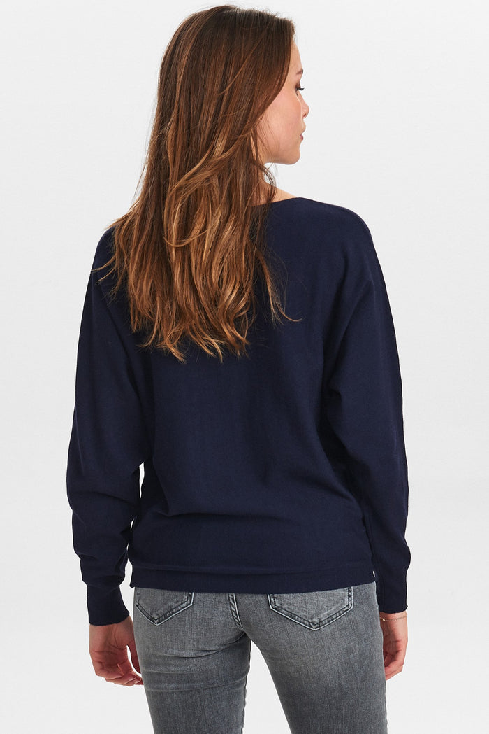 
                  
                    NUDAYA Pullover mit dunklem Saphir
                  
                