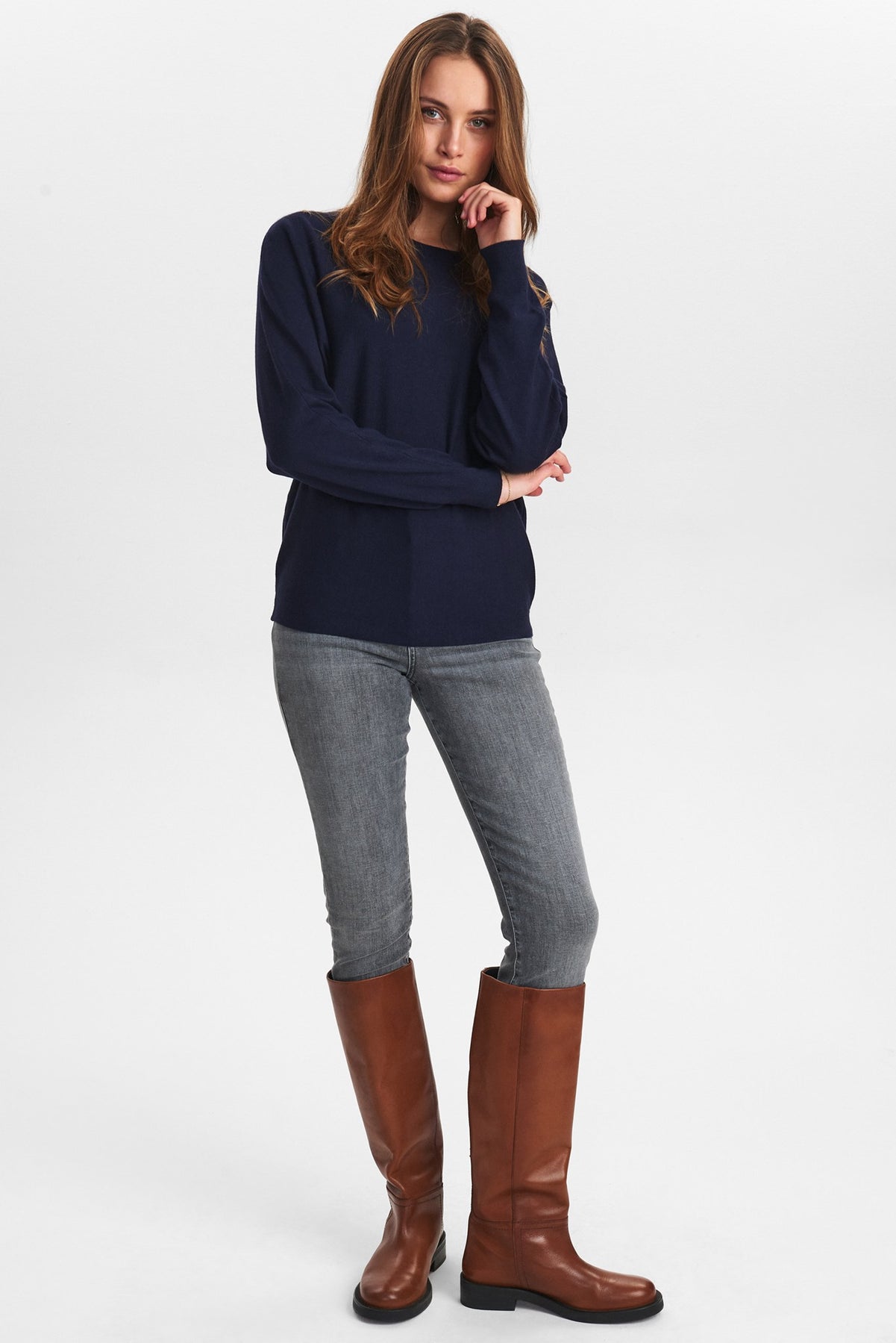 
                  
                    NUDAYA Pullover mit dunklem Saphir
                  
                