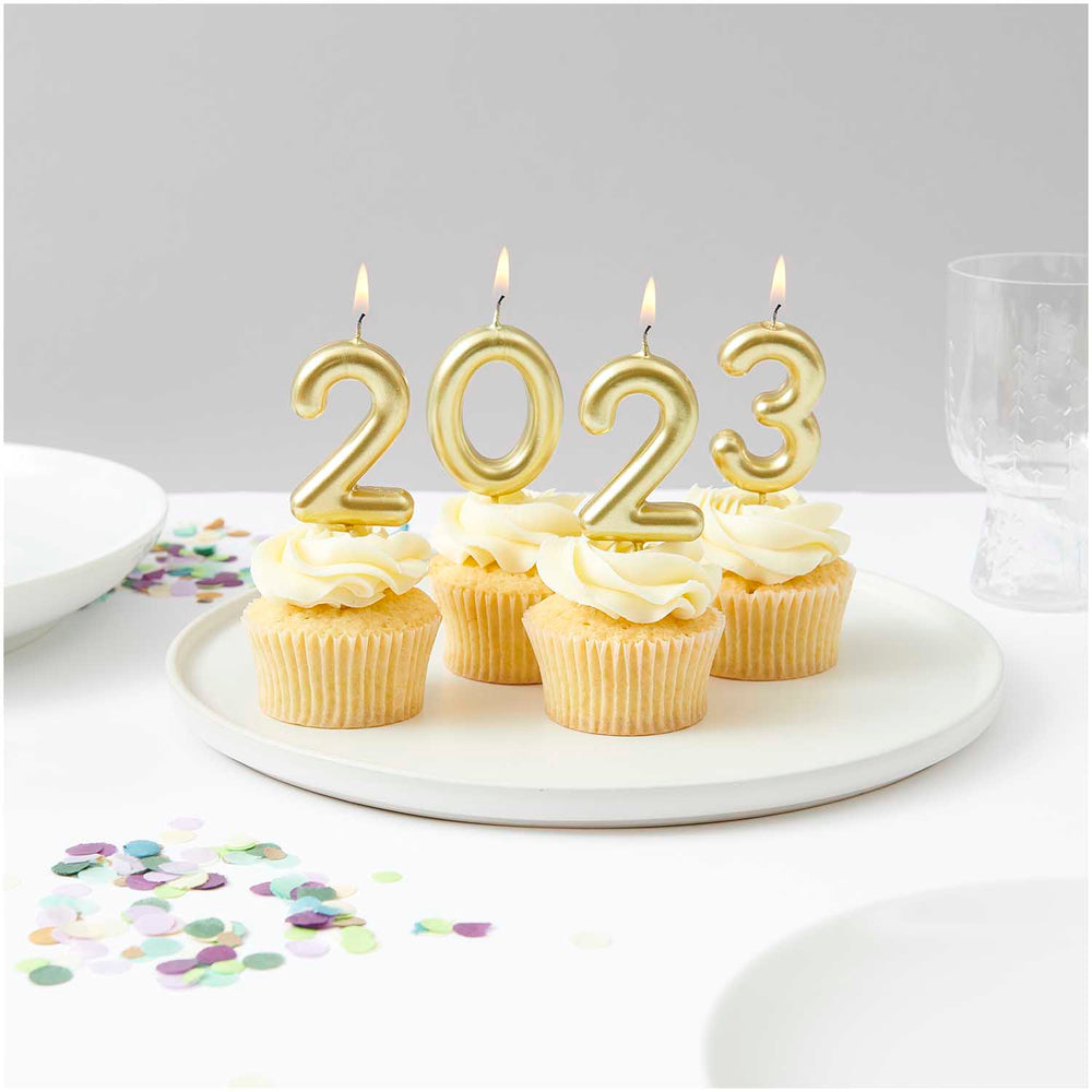 
                  
                    Goldene Zahl 0 Kerze
                  
                