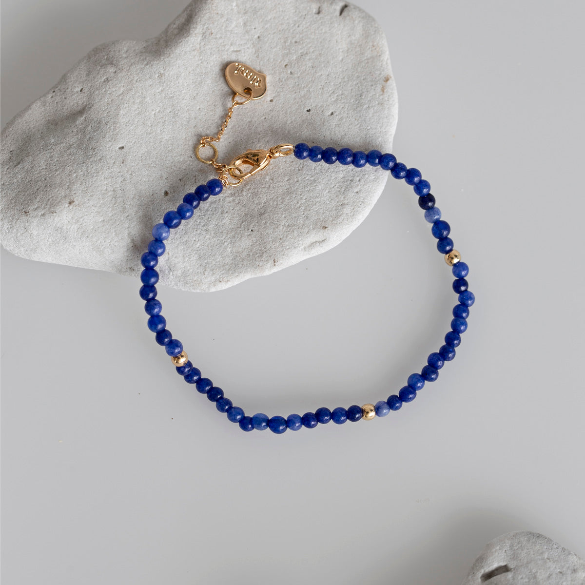 
                  
                    Armband aus blauen Lapisperlen
                  
                