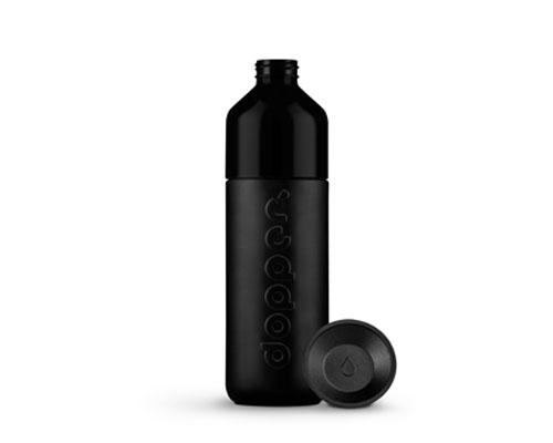 
                  
                    Große lodernde schwarze isolierte Wasserflasche
                  
                