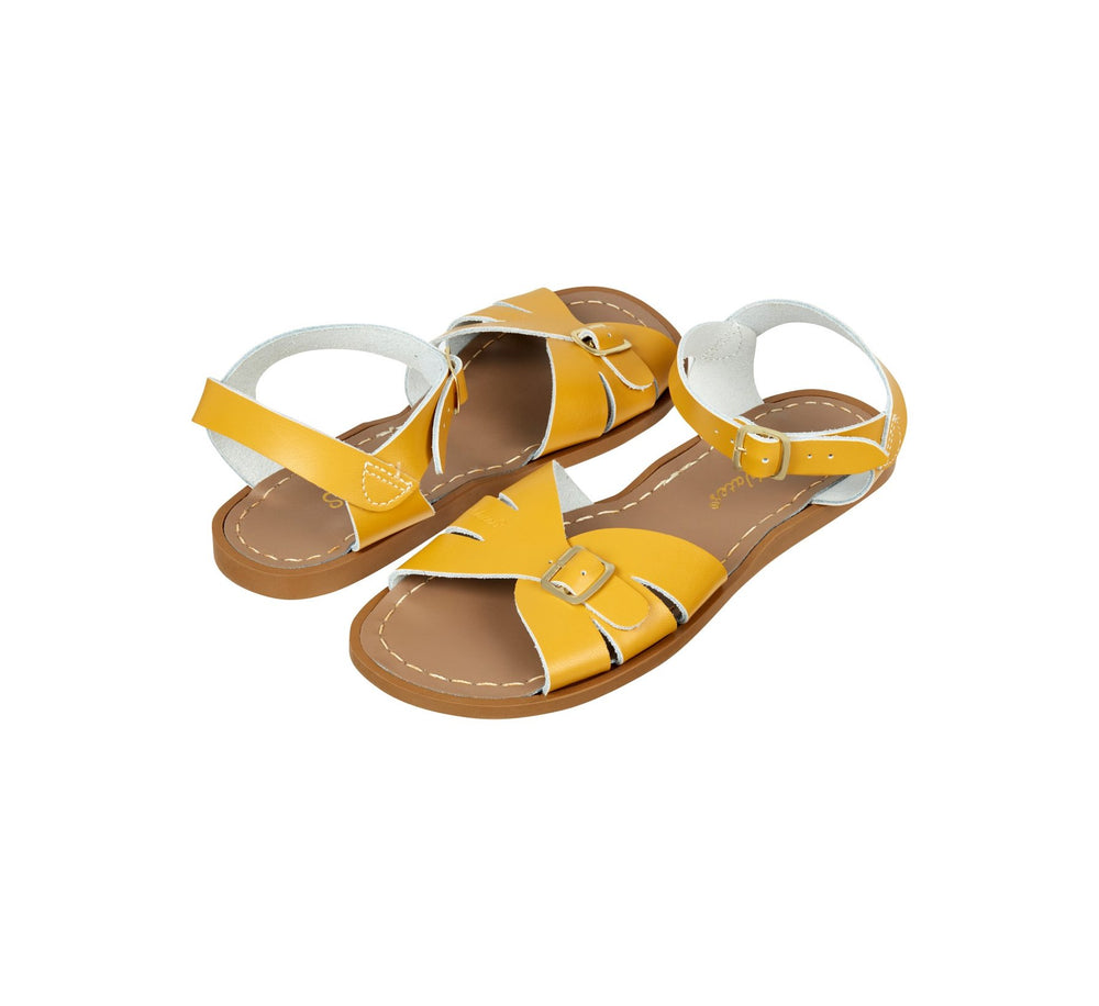 Klassische schwarze Sandalen