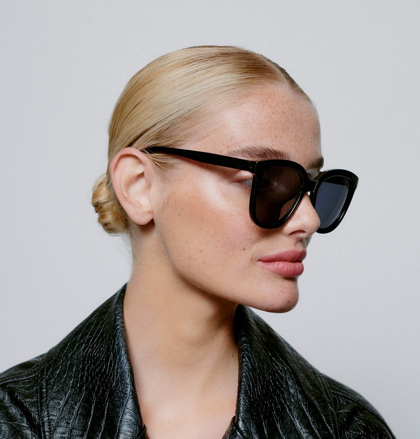 
                  
                    BILLY Schwarze Sonnenbrille
                  
                