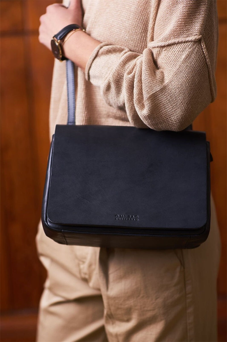 
                  
                    THE LUCY Schwarze klassische Ledertasche
                  
                