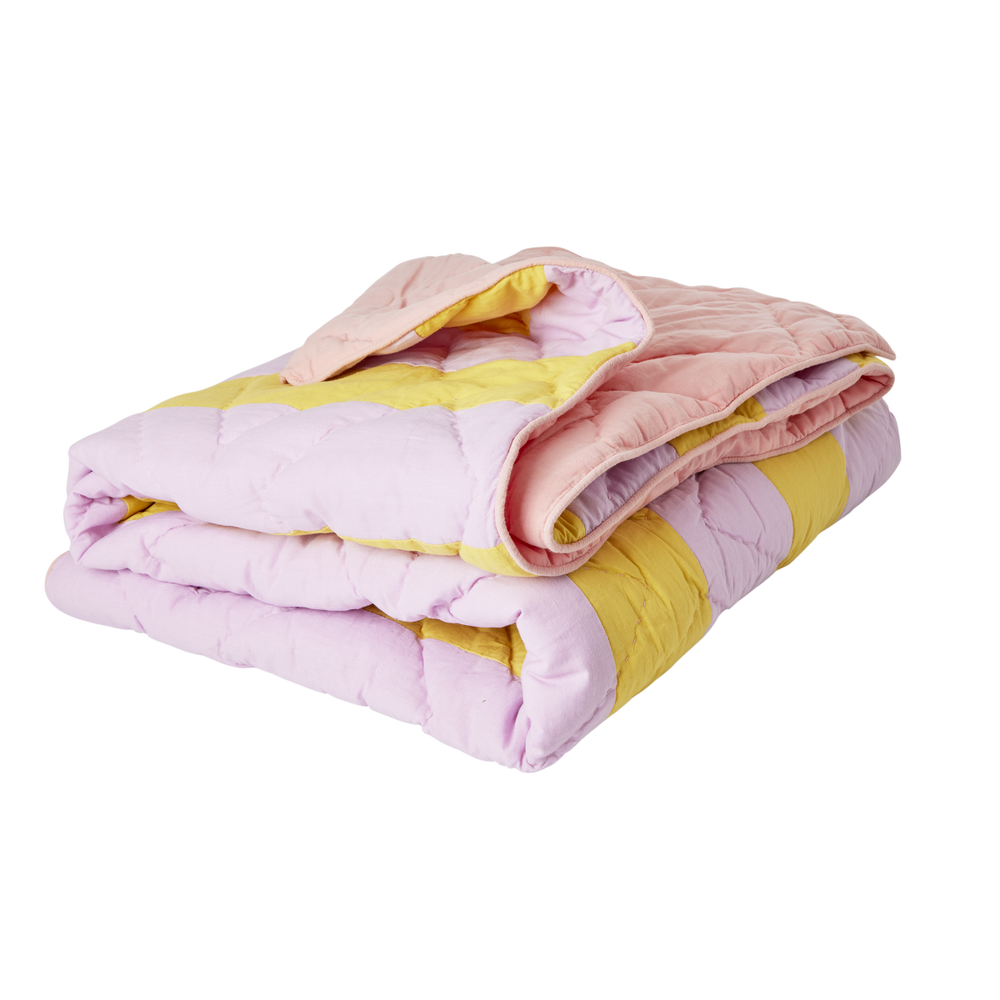 
                  
                    Steppdecke aus Baumwolle mit Streifenmuster in Gelb und Lavendel
                  
                