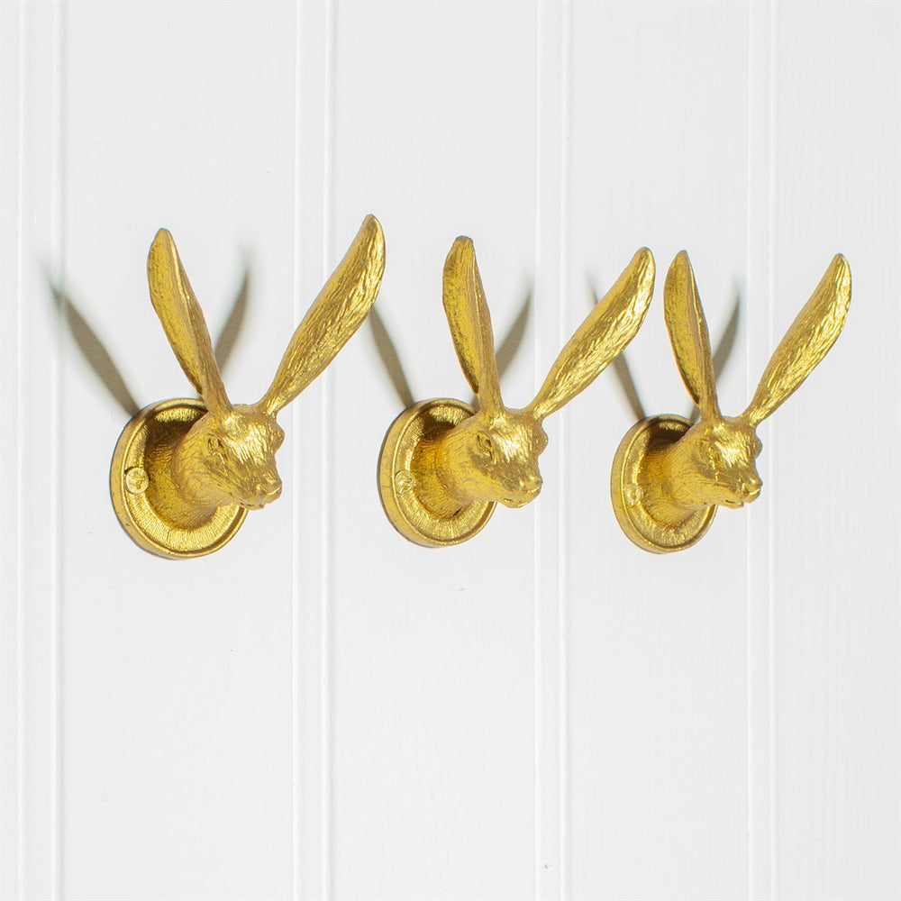 Haken mit goldenen Hasenohren