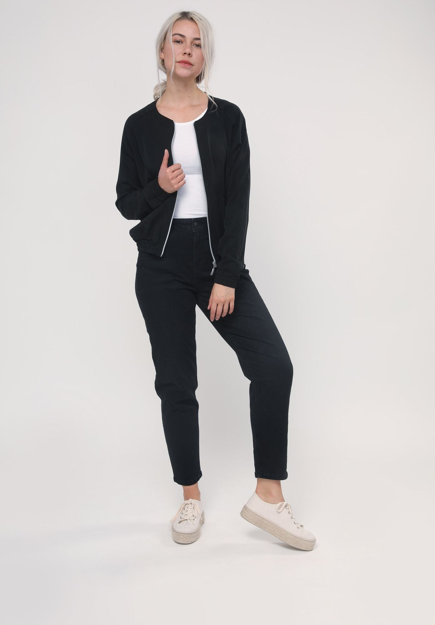 
                  
                    BOCA Schwarze Jacke
                  
                