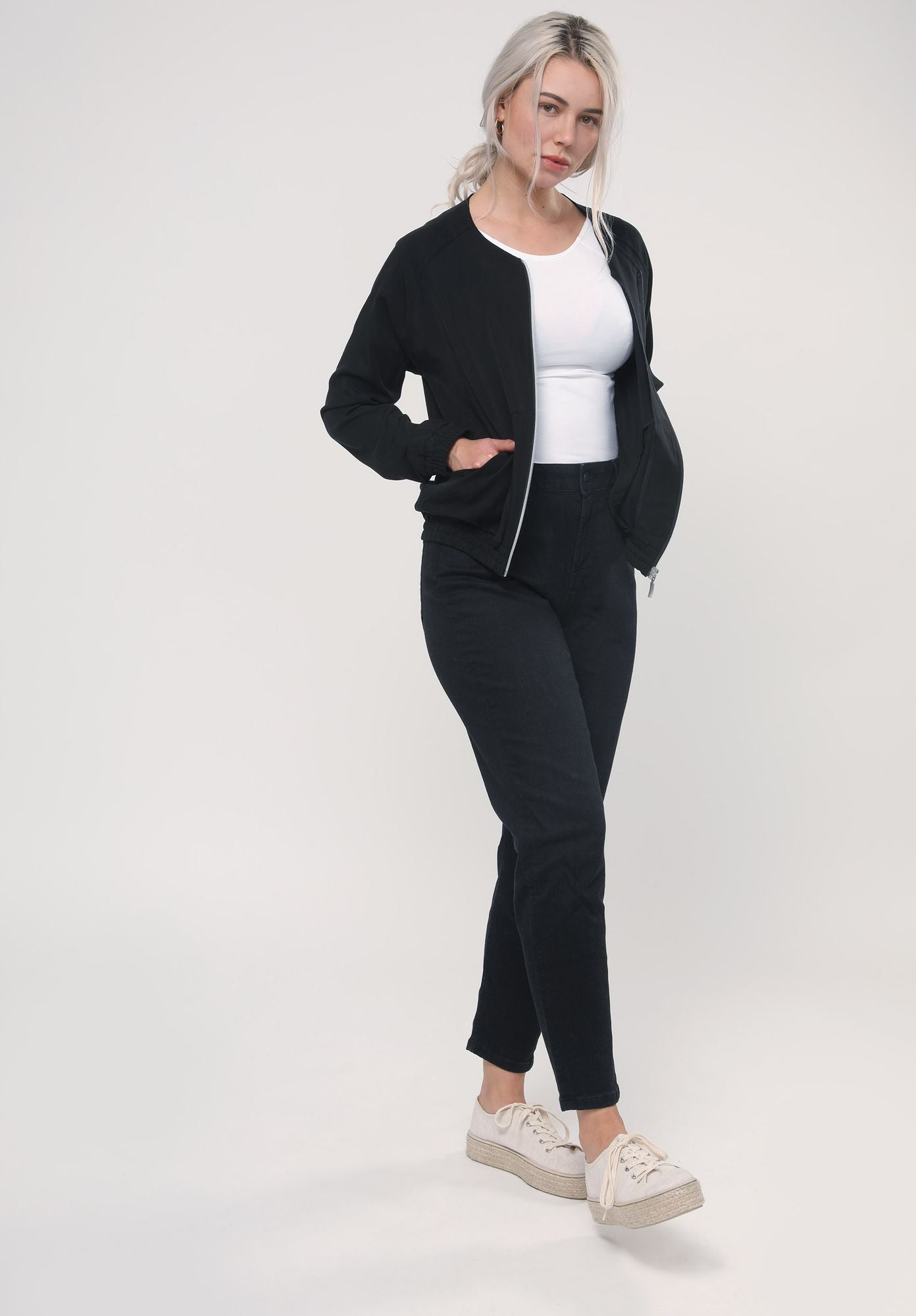 
                  
                    BOCA Schwarze Jacke
                  
                