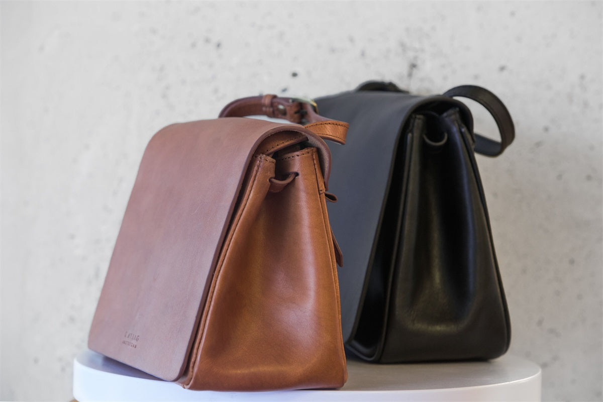 
                  
                    THE LUCY Schwarze klassische Ledertasche
                  
                