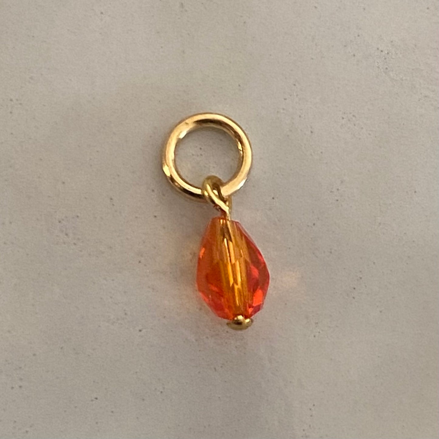 
                  
                    Orange kleine Tropfen-Anhänger-Ohrringe
                  
                
