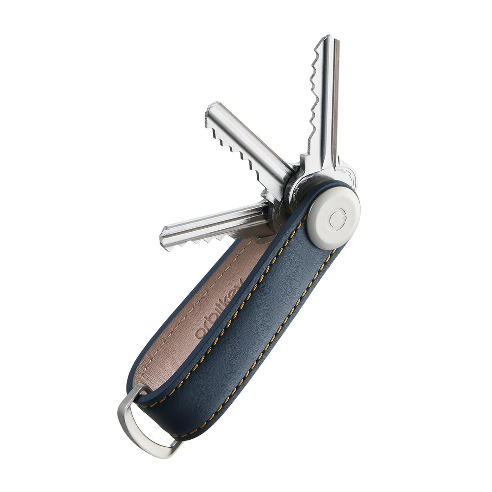 
                  
                    Schlüsselanhänger aus marineblauem, hellbraunem Leder
                  
                