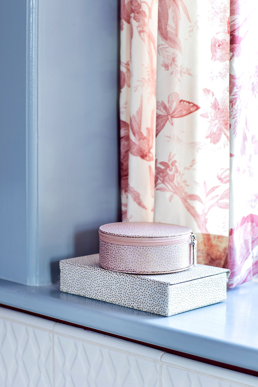 
                  
                    Nude Small Dot Ass Jewellery Box
                  
                