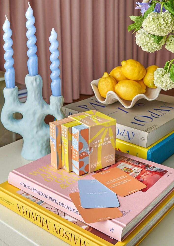 
                  
                    „DARE TO BE CURIOUS“-Kartenspiel in englischer Ausgabe
                  
                