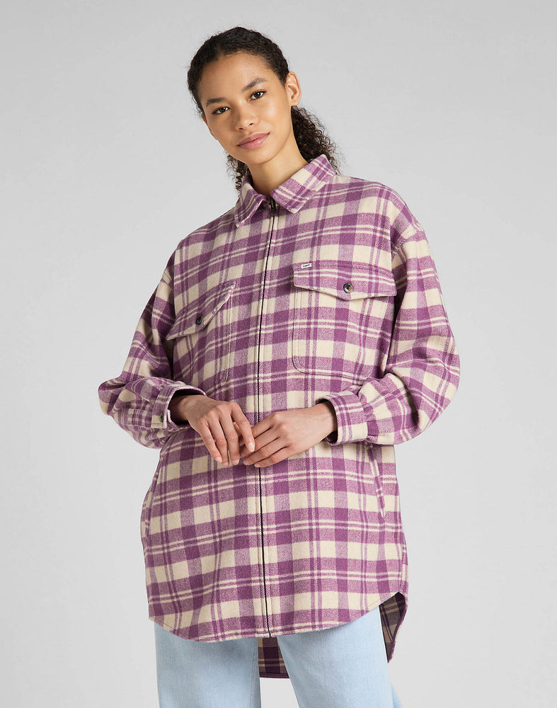 
                  
                    Workwear Overshirt-Bluse in Dunkelpflaume im Stil der 90er Jahre 
                  
                