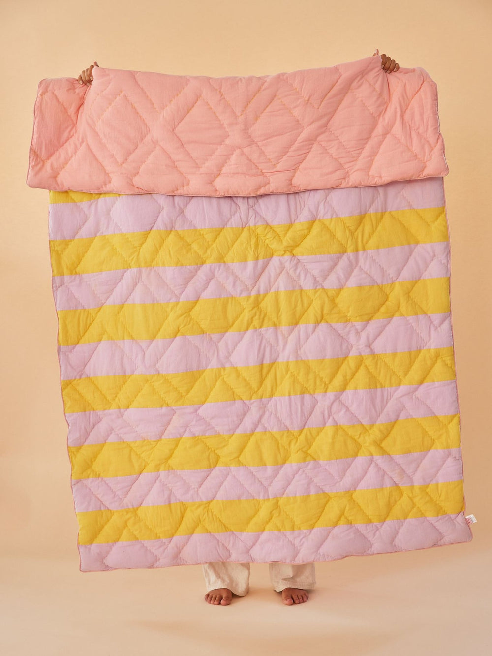 Steppdecke aus Baumwolle mit Streifenmuster in Gelb und Lavendel