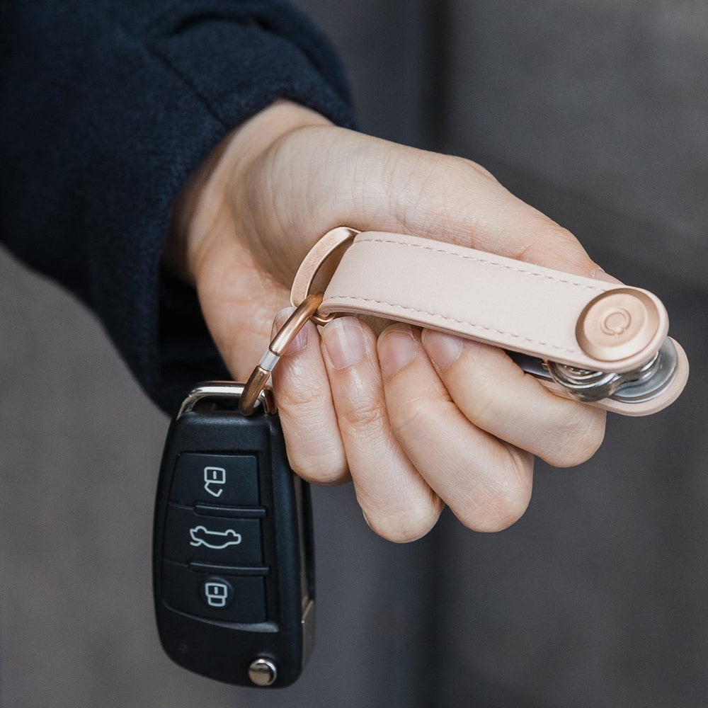ORBITKEY 2.0 Schlüssel-Organizer aus blassem Leder