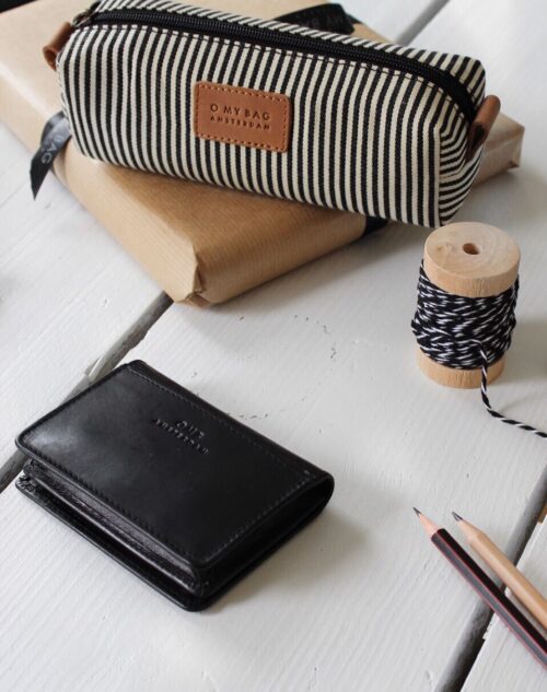 
                  
                    Schwarzes Multiple-Classic-Kartenetui aus Leder
                  
                