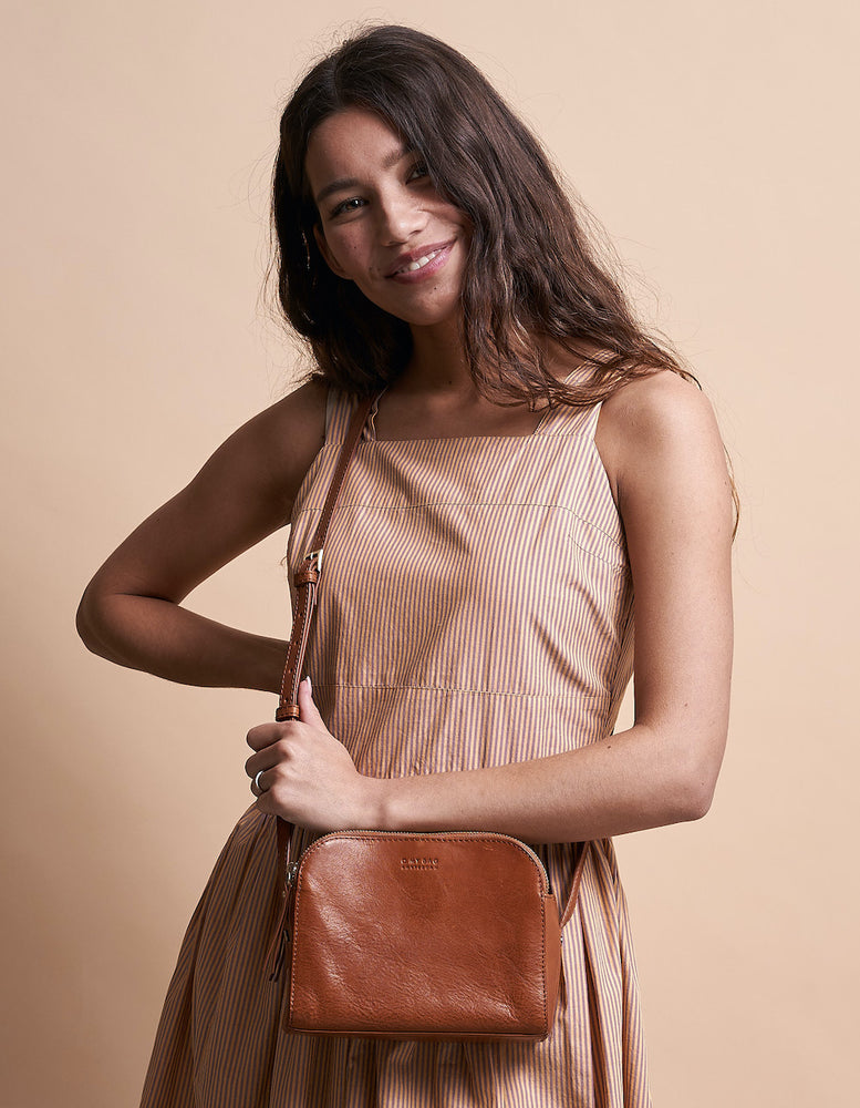 
                  
                    EMILY Cognacfarbene Stromboli-Ledertasche
                  
                