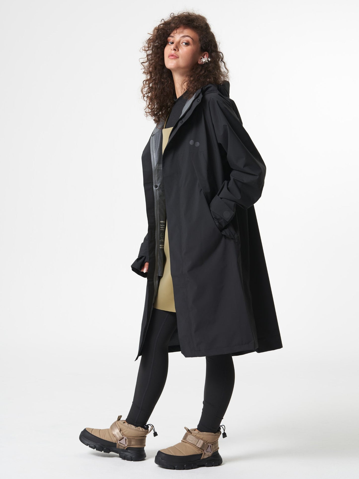 
                  
                    Torfschwarze Aestech-Parkajacke
                  
                