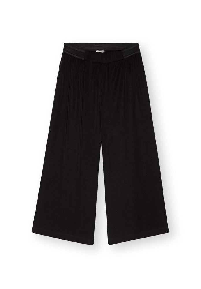 
                  
                    TAVIRA Schwarze Tencel-Hose 
                  
                