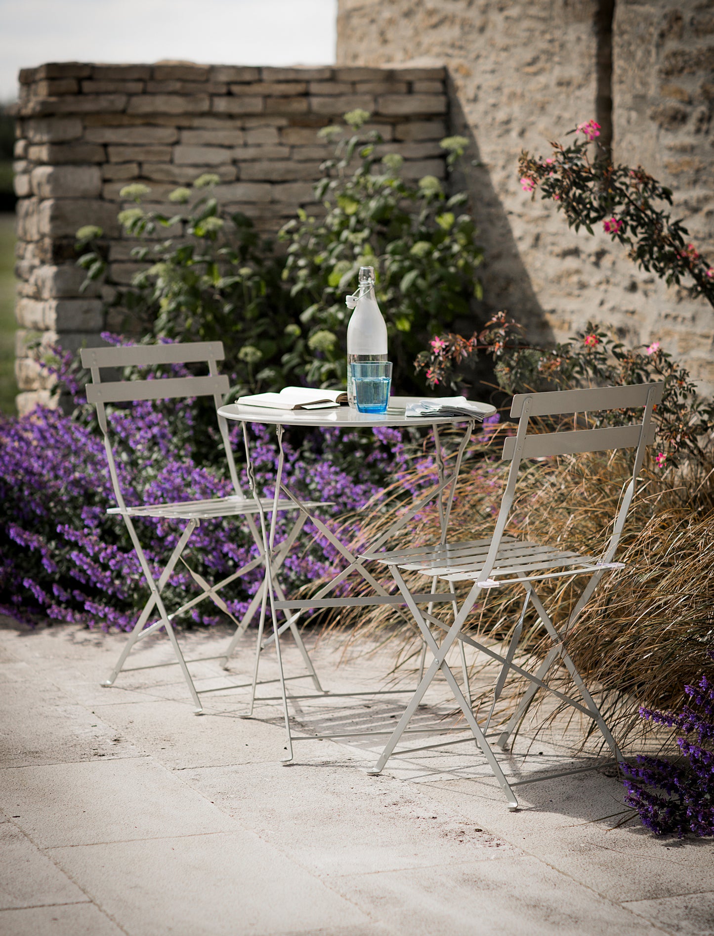 
                  
                    RIVE DROITE Kleines Bistro-Set aus Ton, klein, aus Stahl
                  
                