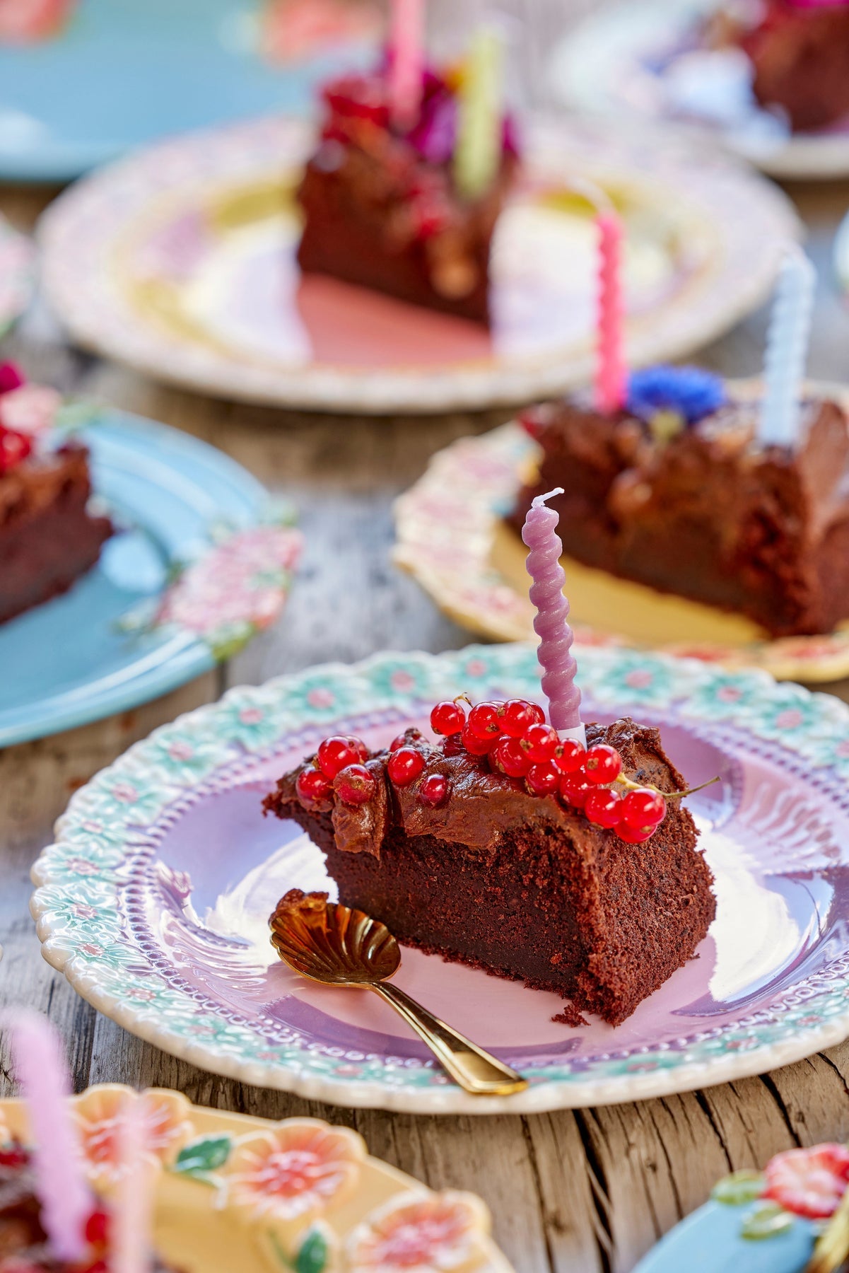 
                  
                    Mehrfarbiges gedrehtes Kuchenkerzen-Set mit 12 Stück
                  
                