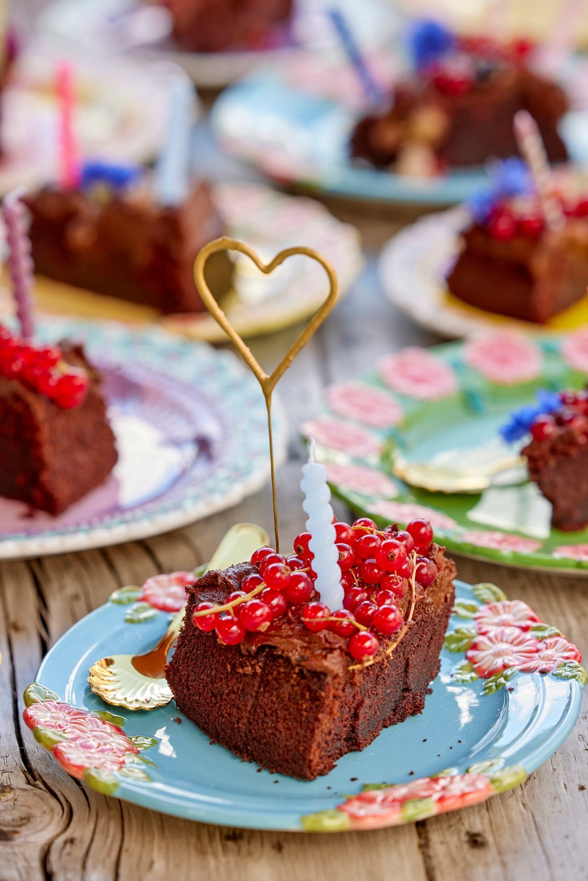 
                  
                    Mehrfarbiges gedrehtes Kuchenkerzen-Set mit 12 Stück
                  
                