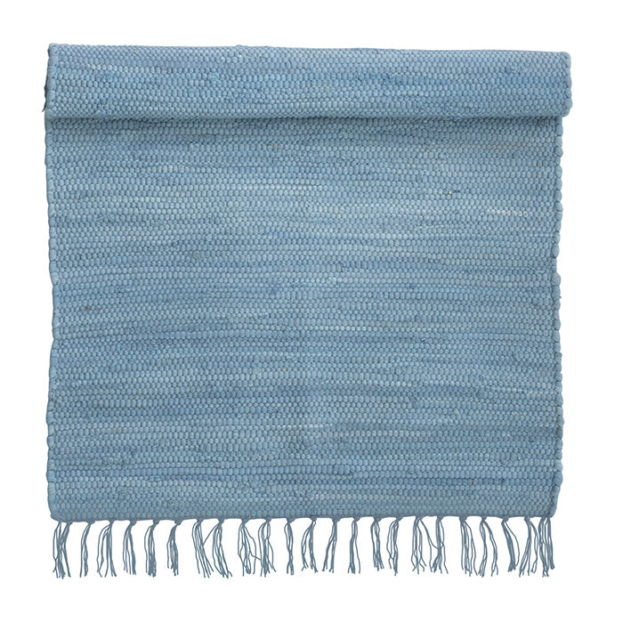 
                  
                    Kleiner himmelblauer Chindi-Teppich
                  
                