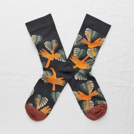 
                  
                    Socken mit dunklen Vögeln
                  
                