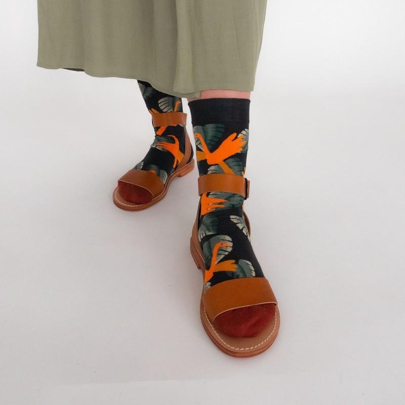 
                  
                    Socken mit dunklen Vögeln
                  
                