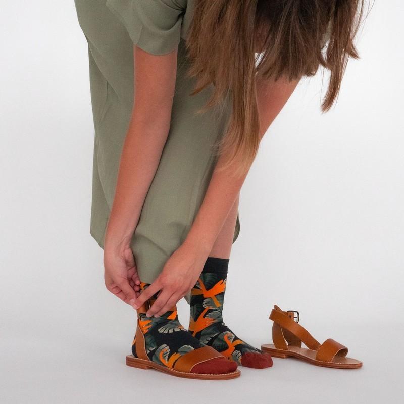 
                  
                    Socken mit dunklen Vögeln
                  
                