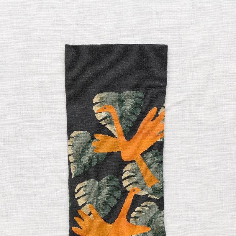 
                  
                    Socken mit dunklen Vögeln
                  
                