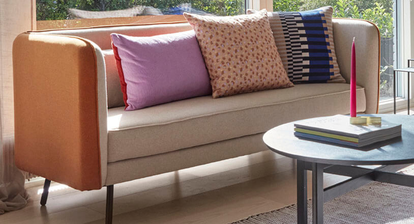 
                  
                    Gesprenkeltes Kissen aus 100 % Baumwolle in Beige, Braun, Lila und Gelb
                  
                