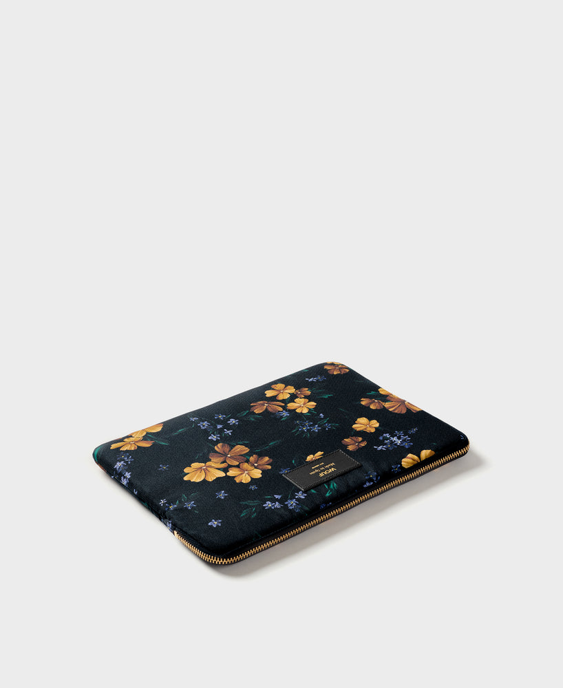 
                  
                    ADELE Ipad-Hülle
                  
                