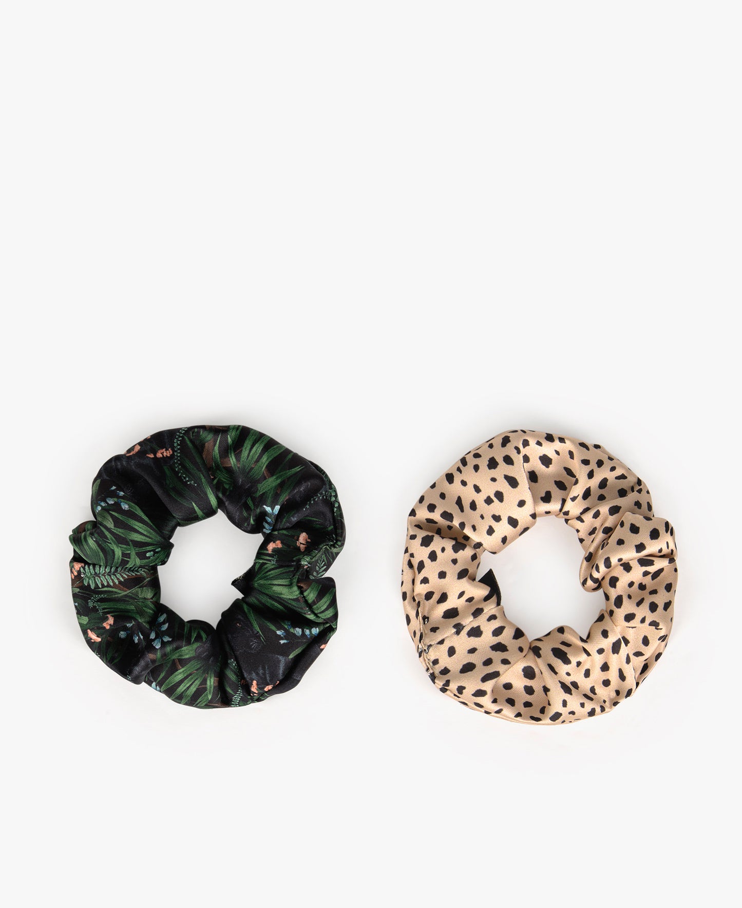 
                  
                    Janne und Wild Scrunchie
                  
                
