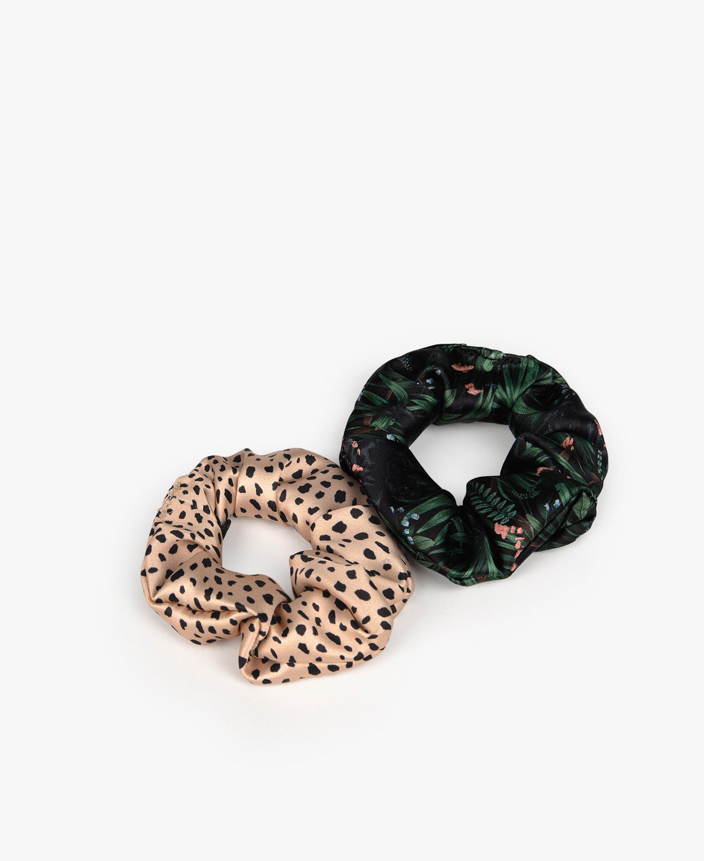 
                  
                    Janne und Wild Scrunchie
                  
                