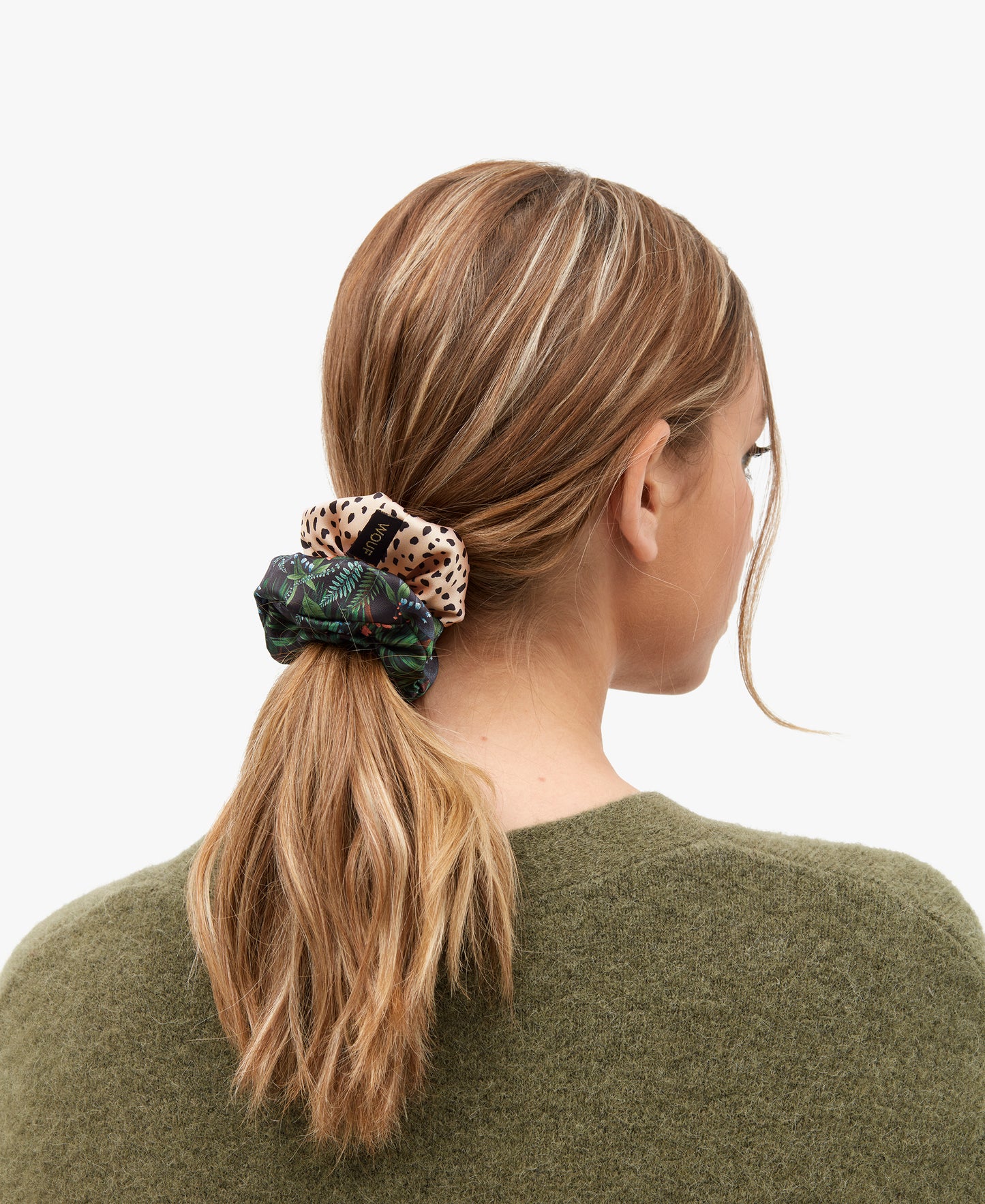 
                  
                    Janne und Wild Scrunchie
                  
                