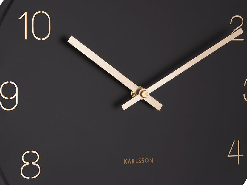 
                  
                    CHARM Kleine schwarze Wanduhr mit eingravierten Zahlen
                  
                
