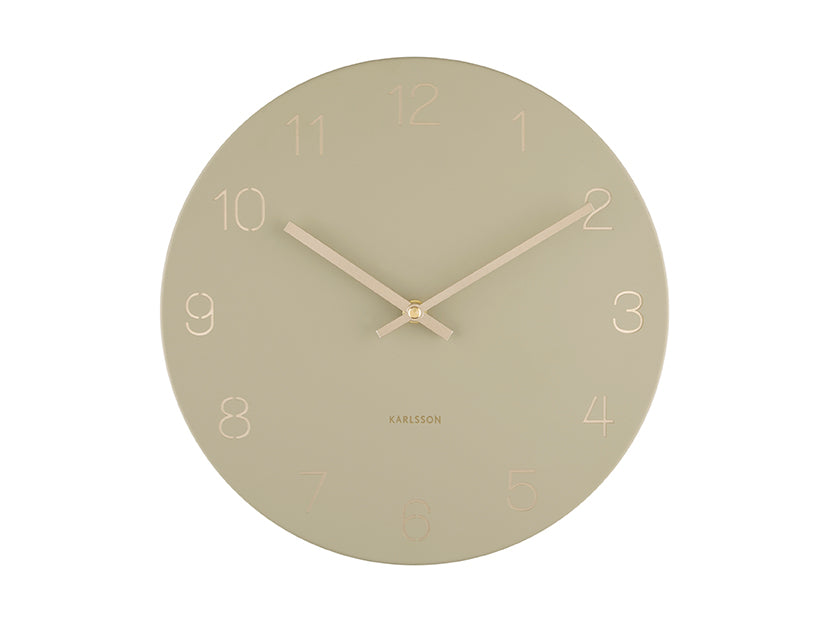 
                  
                    Kleine olivgrüne Charm-Wanduhr mit gravierten Zahlen
                  
                