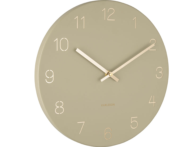 
                  
                    Kleine olivgrüne Charm-Wanduhr mit gravierten Zahlen
                  
                