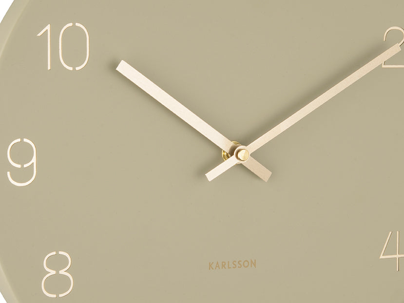 
                  
                    Kleine olivgrüne Charm-Wanduhr mit gravierten Zahlen
                  
                